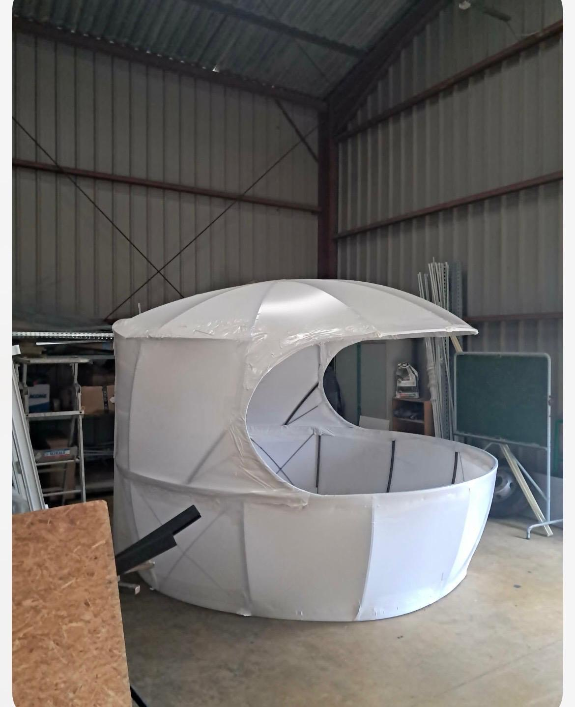 Structure de kiosque brute, blanche, avant personnalisation